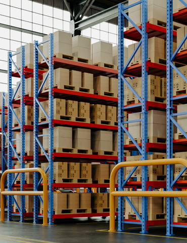 Interfaz de un software ERP para distribución mayorista que muestra el cuadro de mando con niveles de stock en tiempo real, preparación de pedidos picking y planificación de rutas de reparto