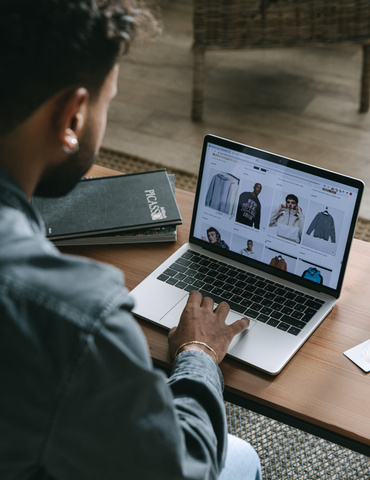 Interfaz del software ERP Clavei para moda mostrando la gestión automatizada de matrices de inventario por tallas y colores para tiendas online